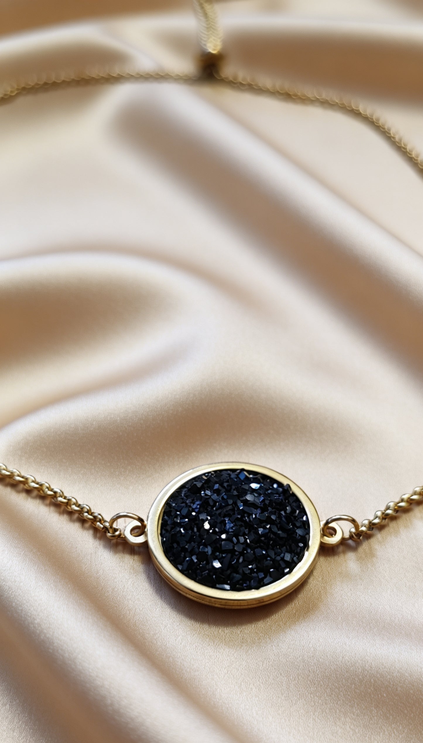 Single Disc Pendant Necklace in gold tone