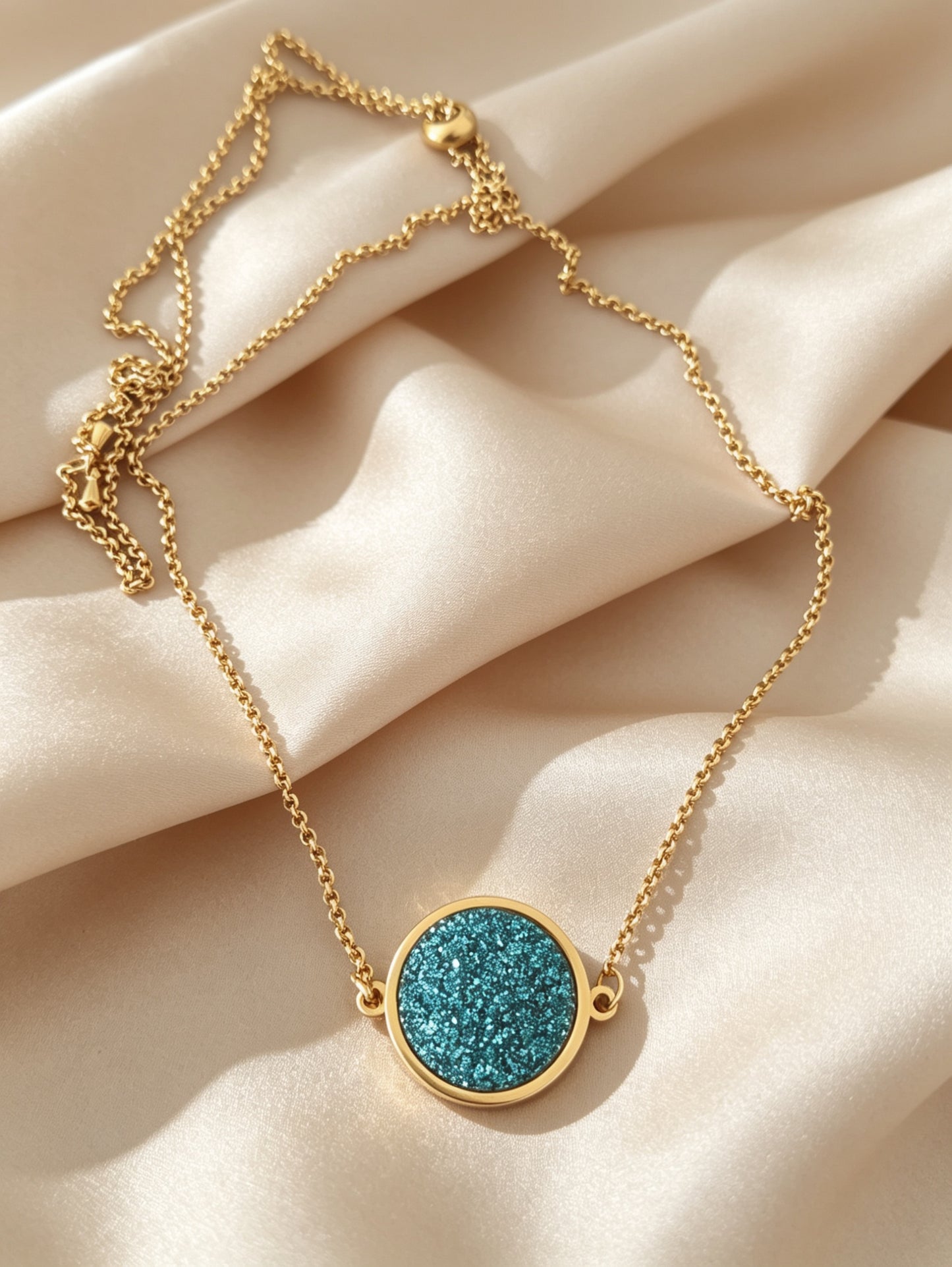 Single Disc Pendant Necklace in gold tone