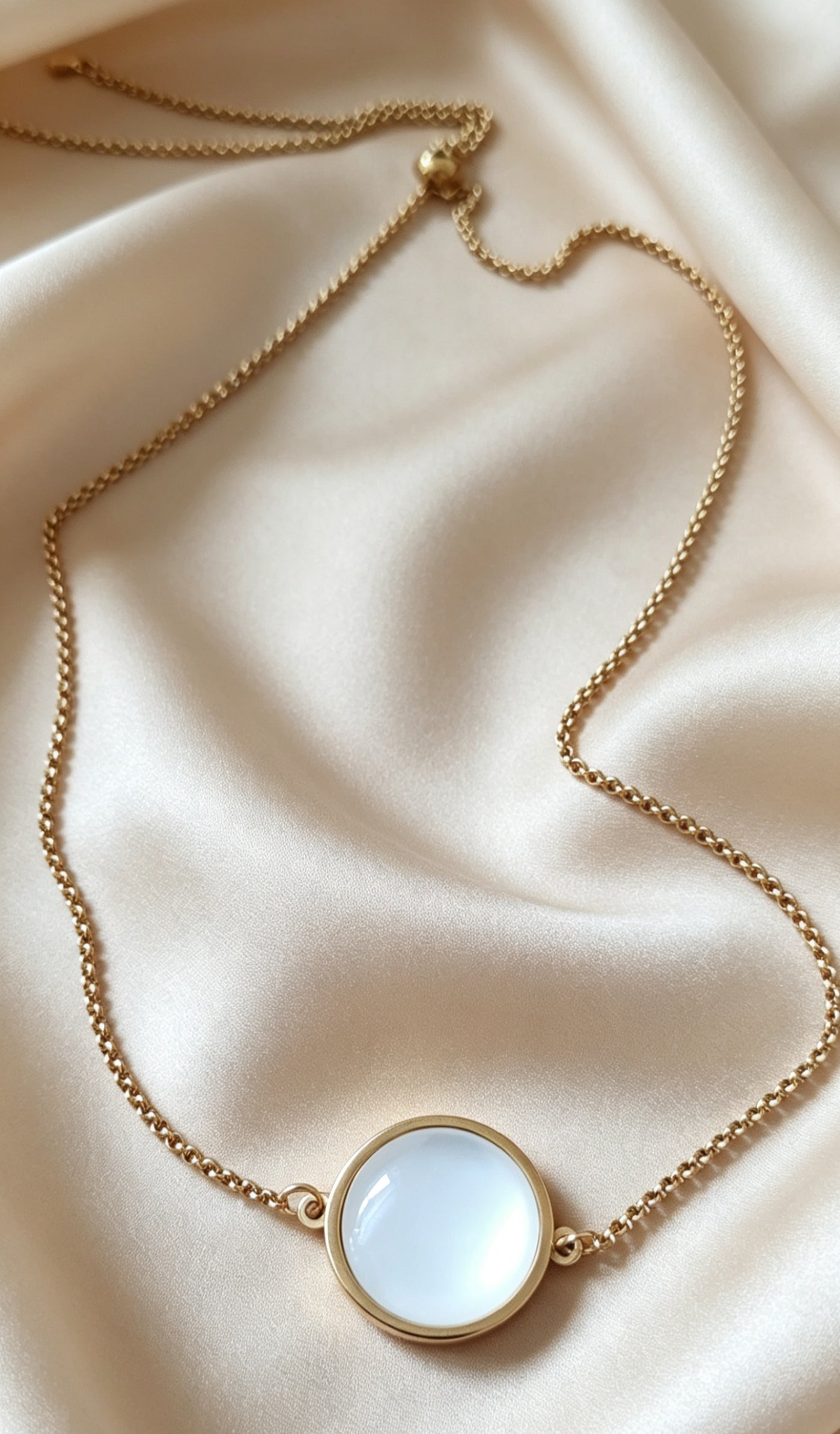 Single Disc Pendant Necklace in gold tone