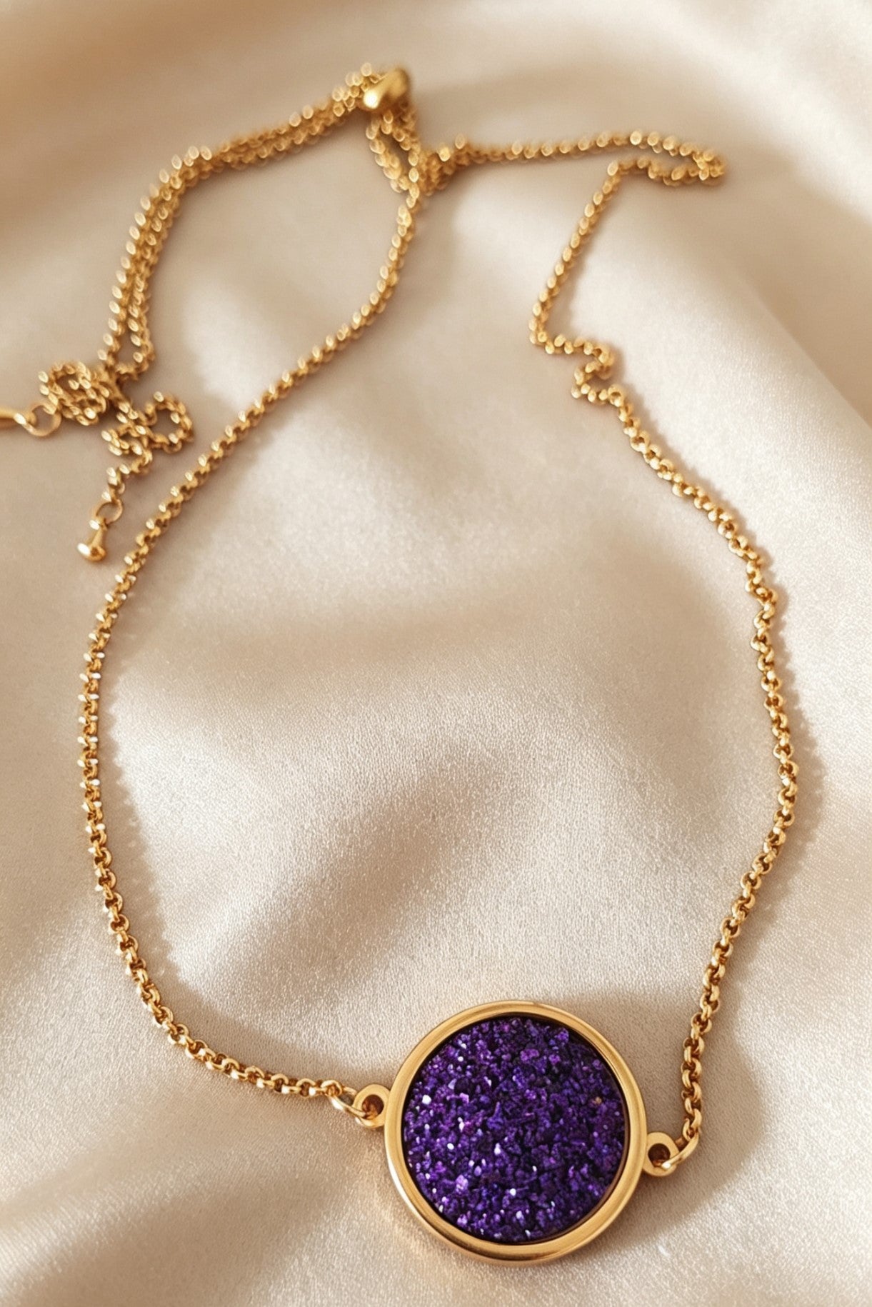 Single Disc Pendant Necklace in gold tone