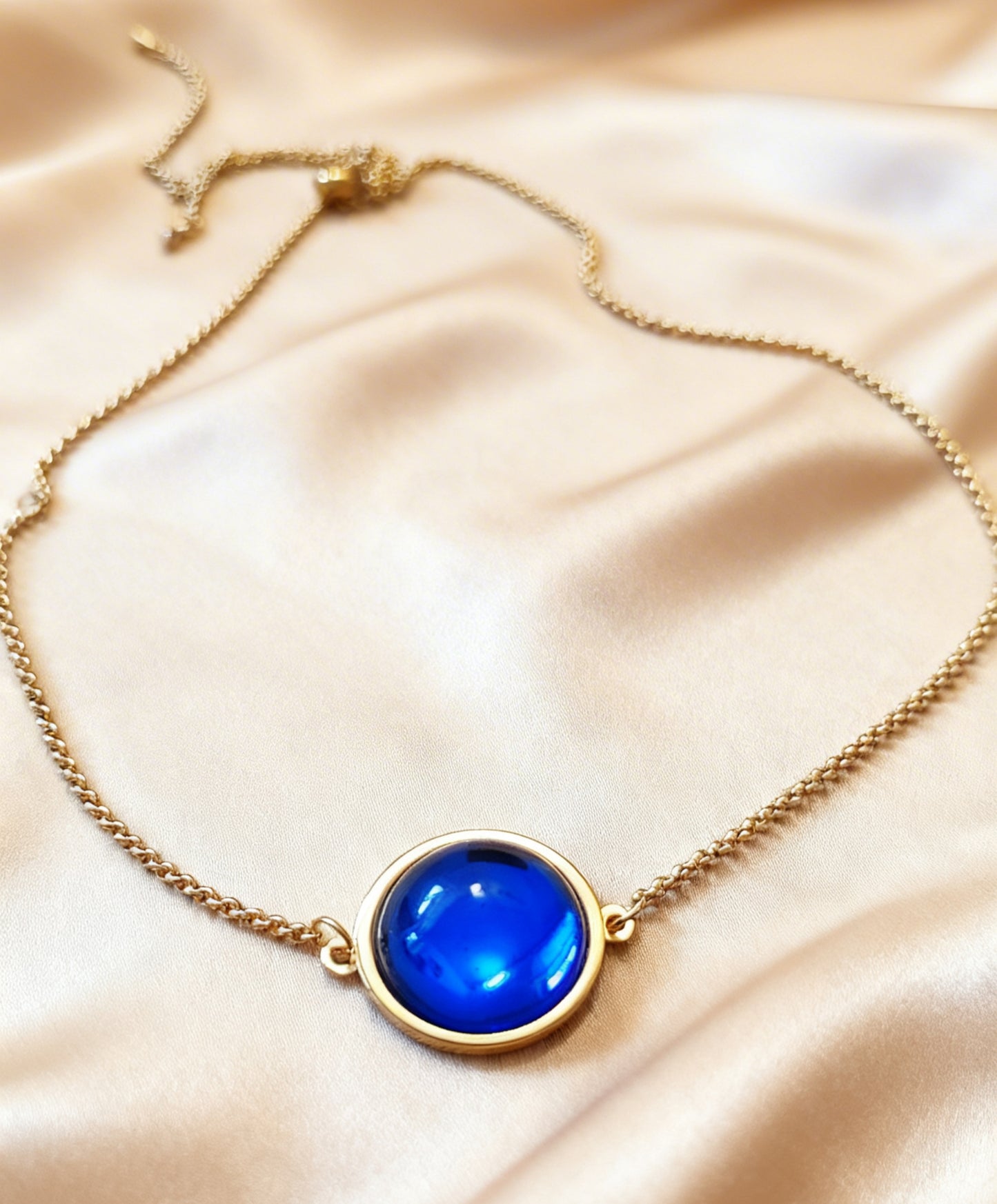 Single Disc Pendant Necklace in gold tone