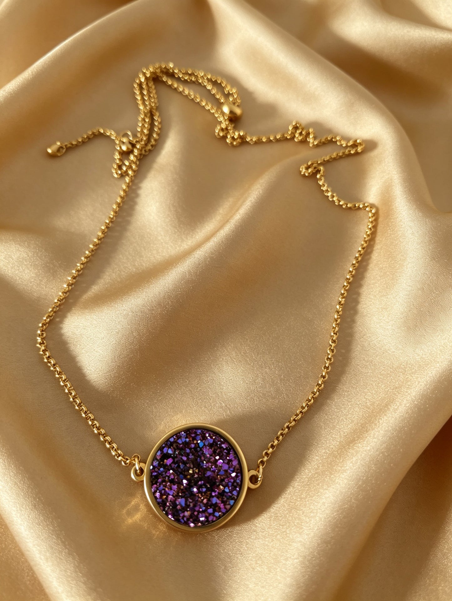 Single Disc Pendant Necklace in gold tone