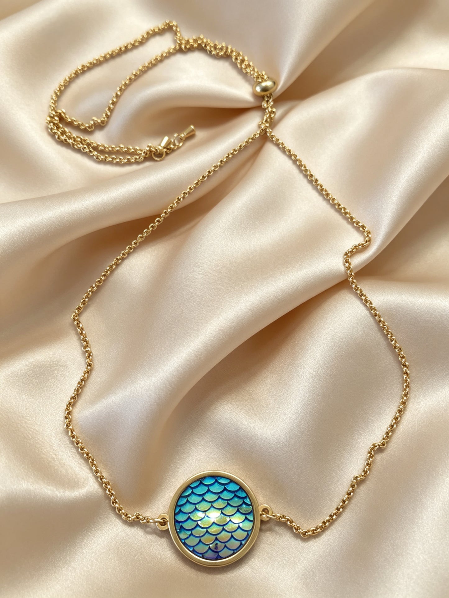 Single Disc Pendant Necklace in gold tone