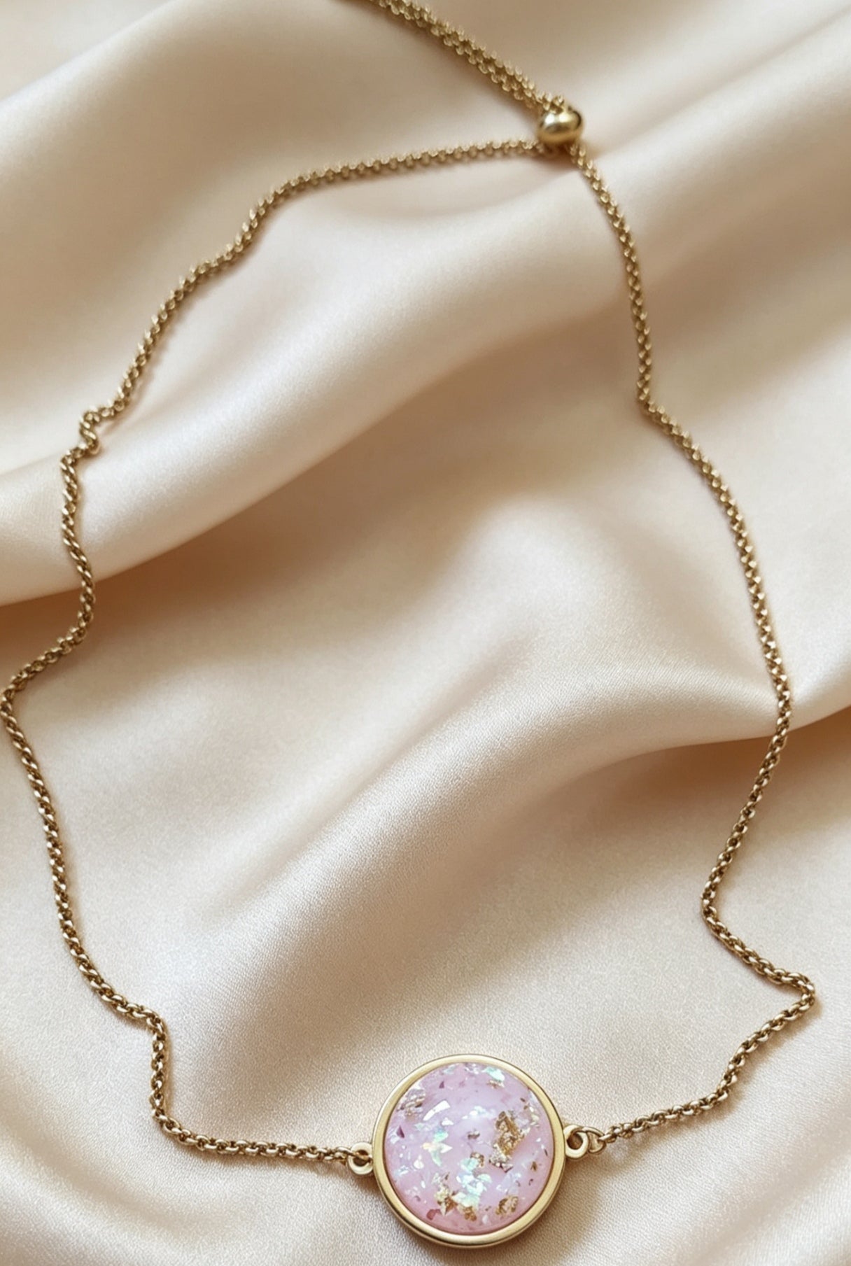 Single Disc Pendant Necklace in gold tone