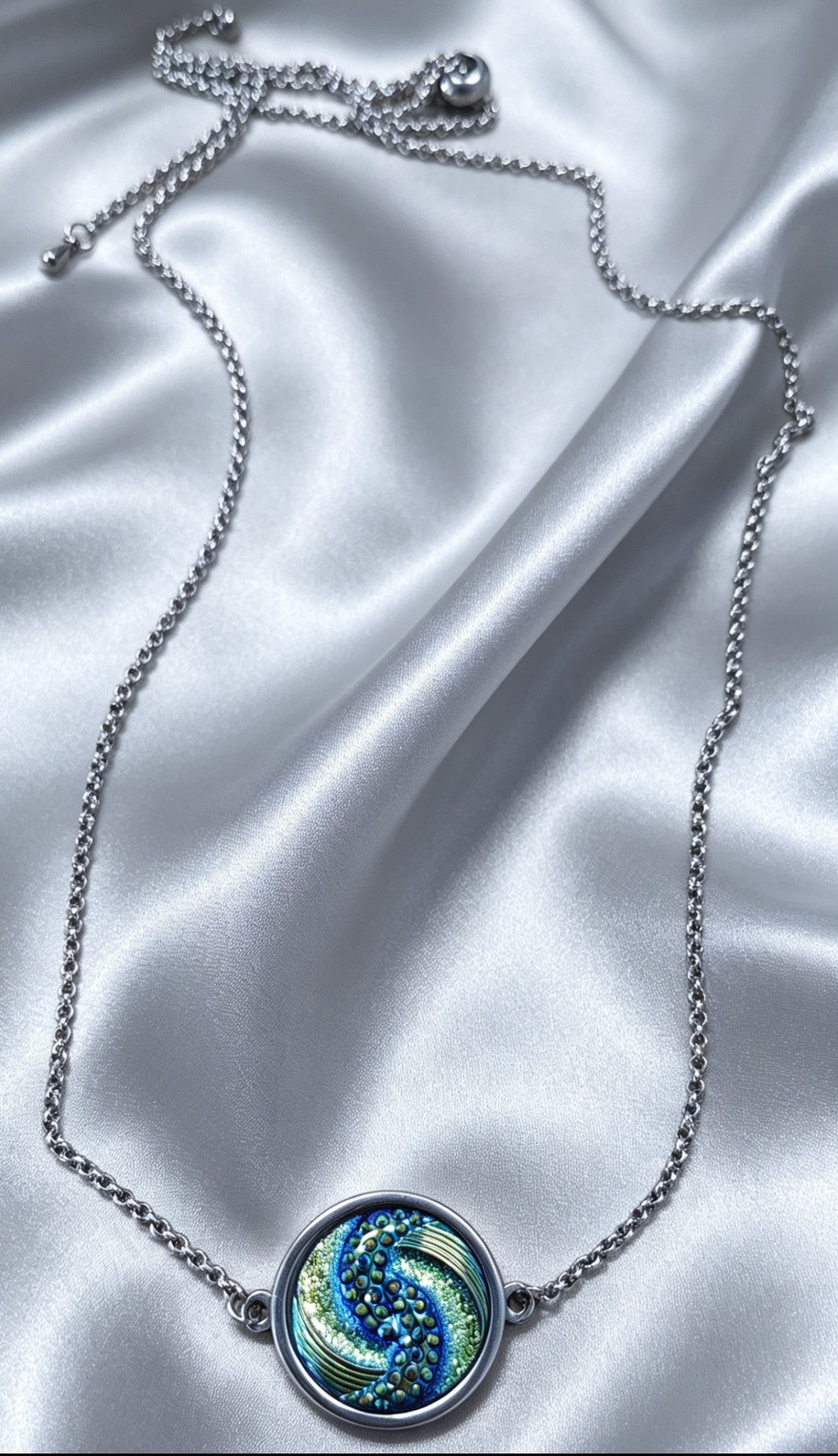 Single Disc Pendant Necklace in silver tone