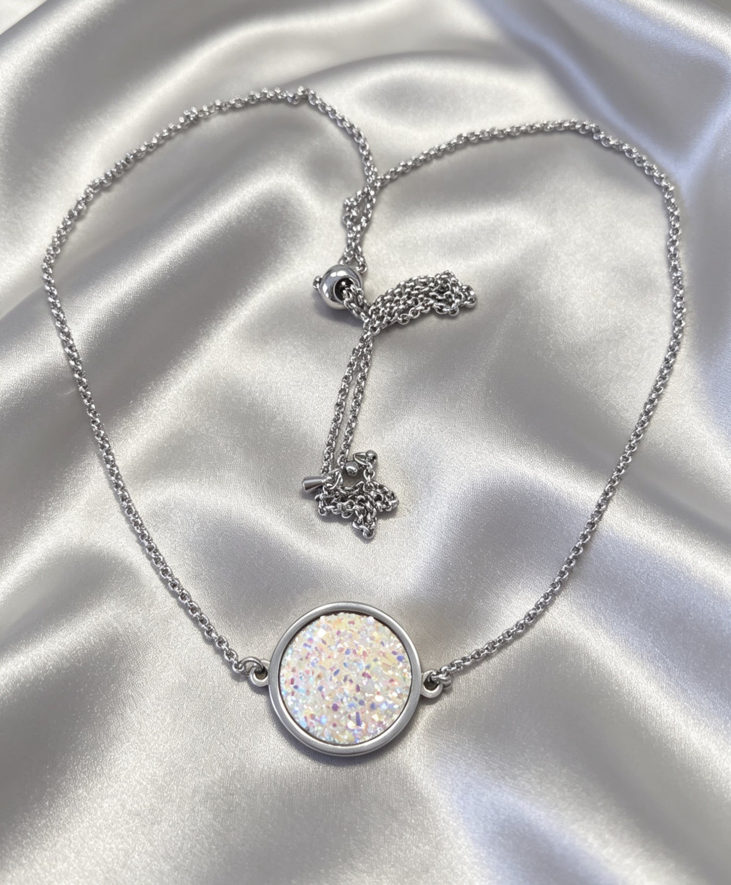 Single Disc Pendant Necklace in silver tone