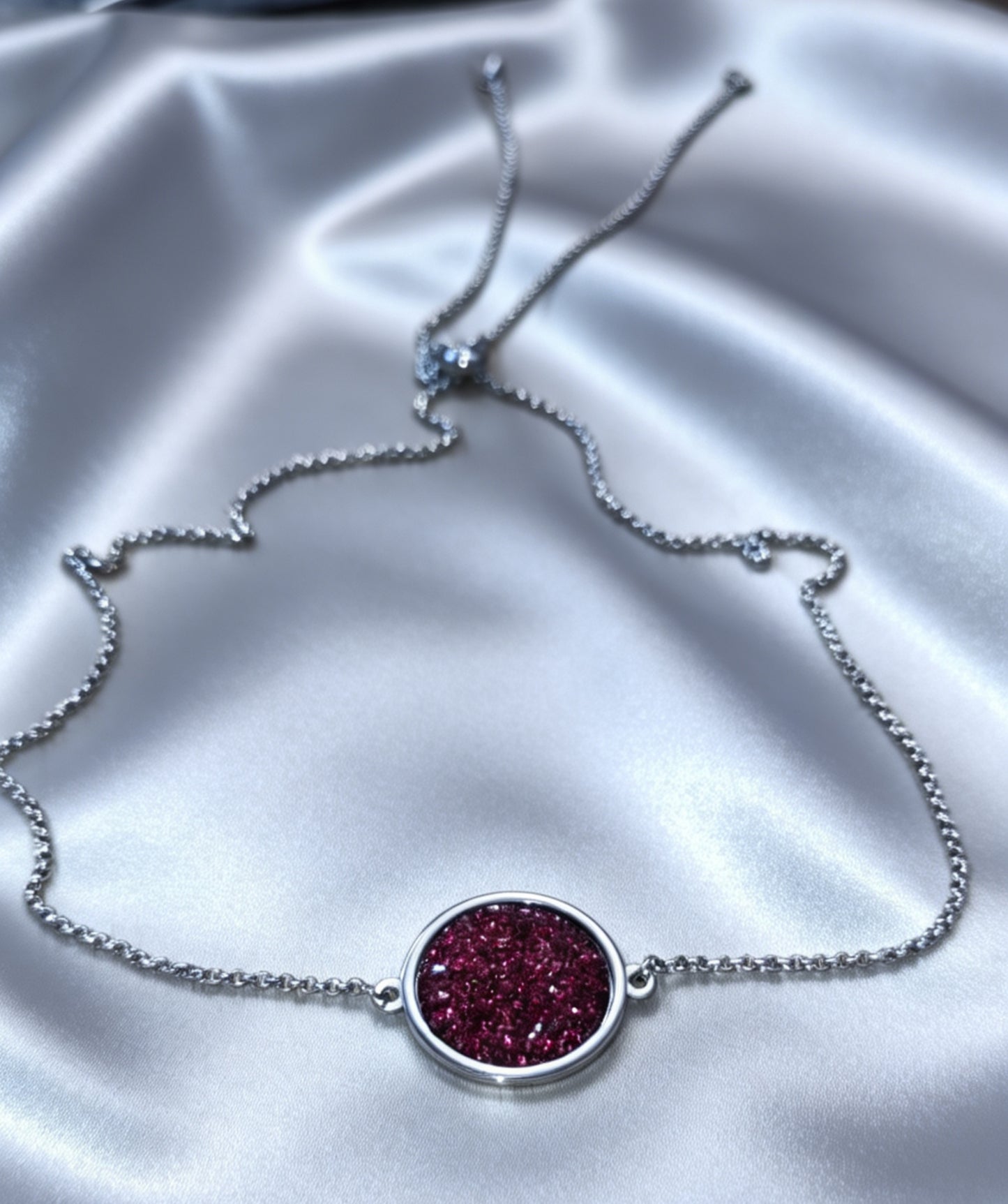 Single Disc Pendant Necklace in silver tone
