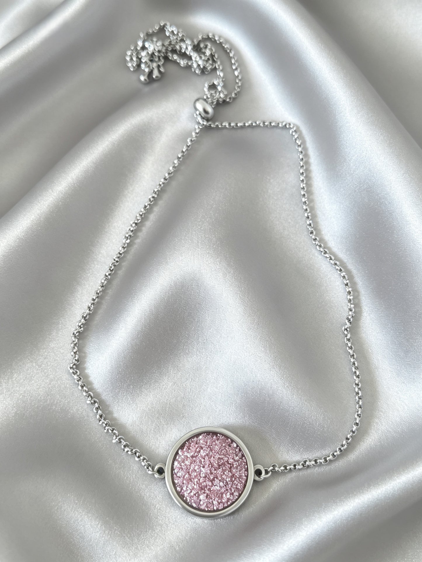 Single Disc Pendant Necklace in silver tone