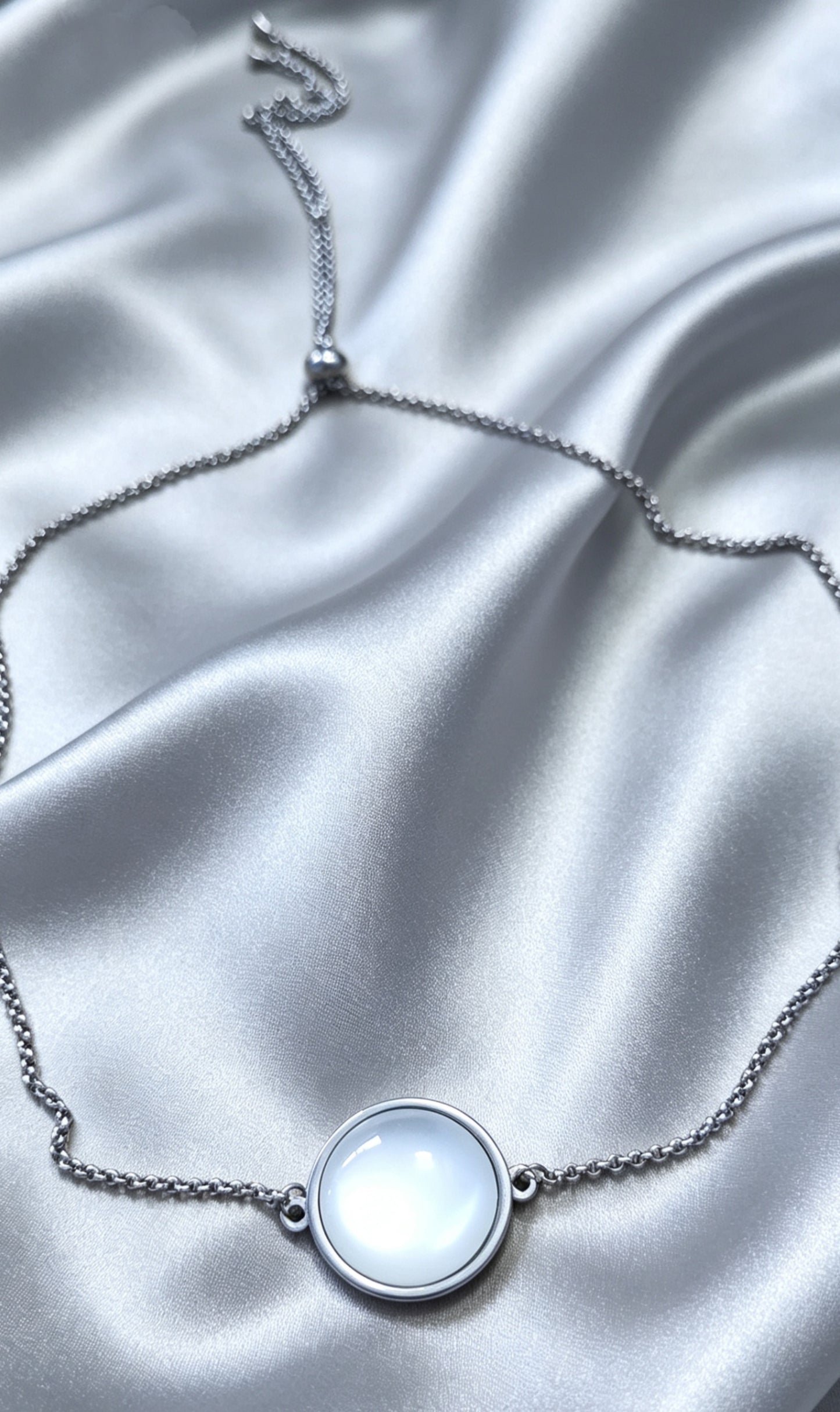 Single Disc Pendant Necklace in silver tone