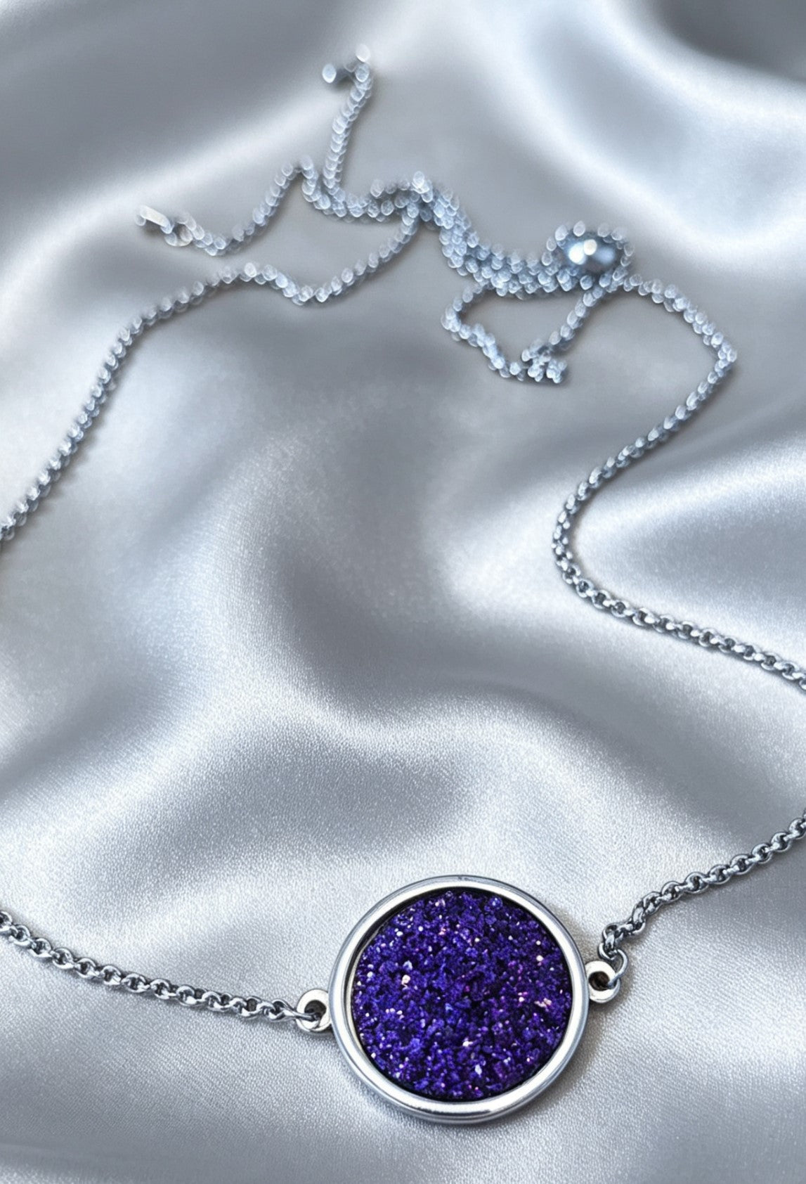 Single Disc Pendant Necklace in silver tone
