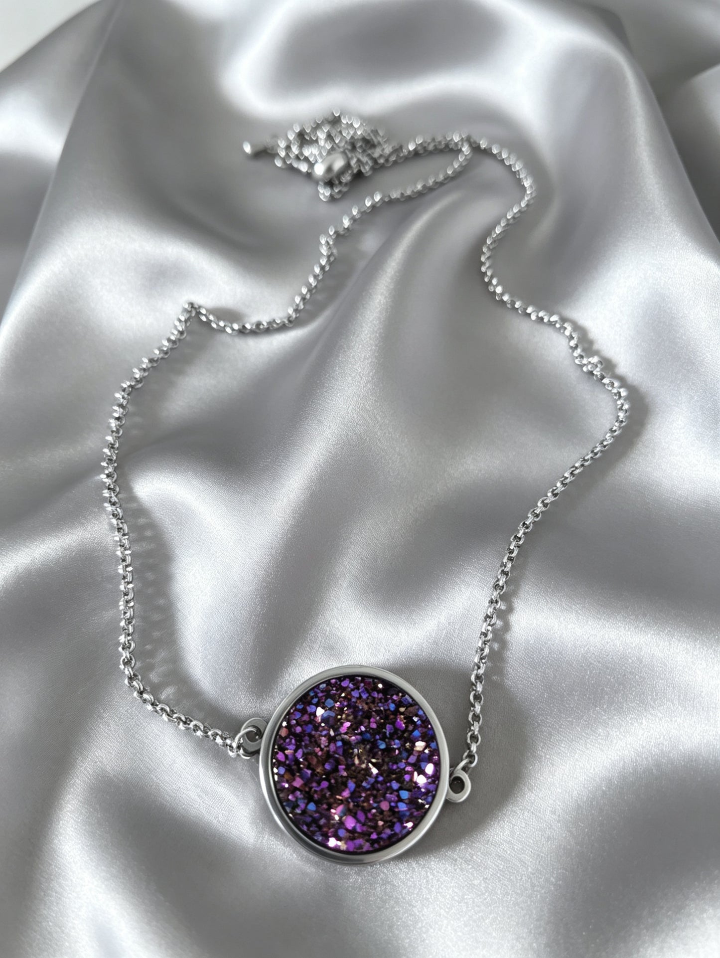 Single Disc Pendant Necklace in silver tone