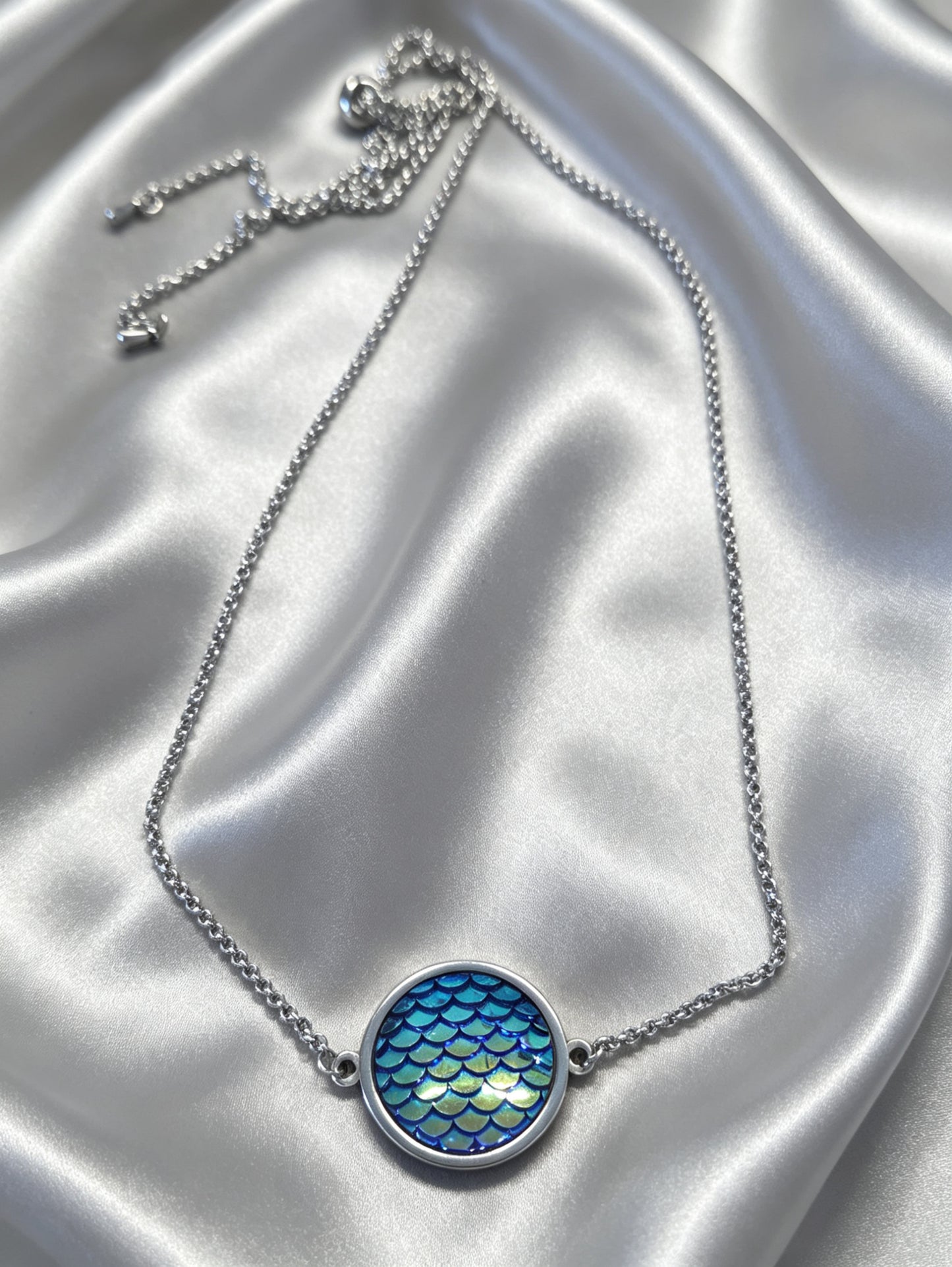 Single Disc Pendant Necklace in silver tone
