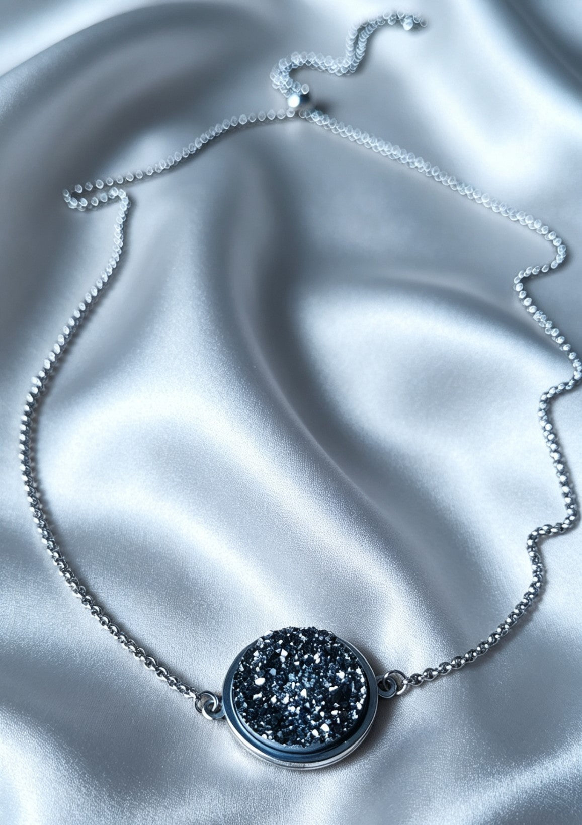 Single Disc Pendant Necklace in silver tone