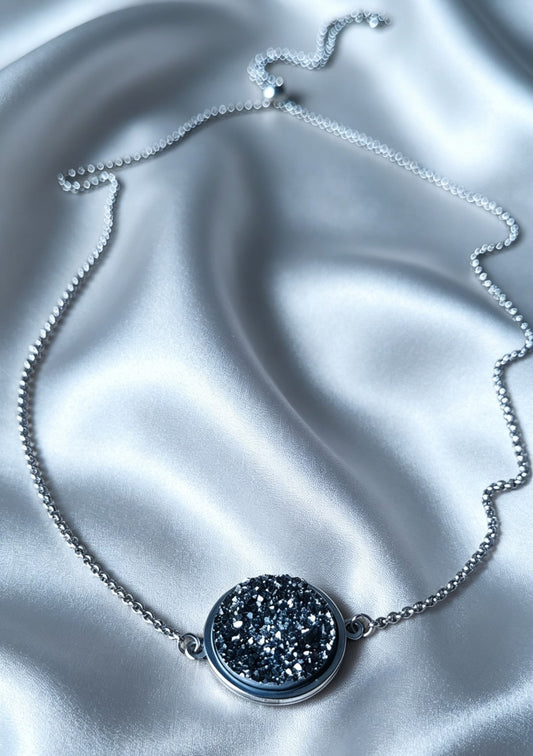Single Disc Pendant Necklace in silver tone