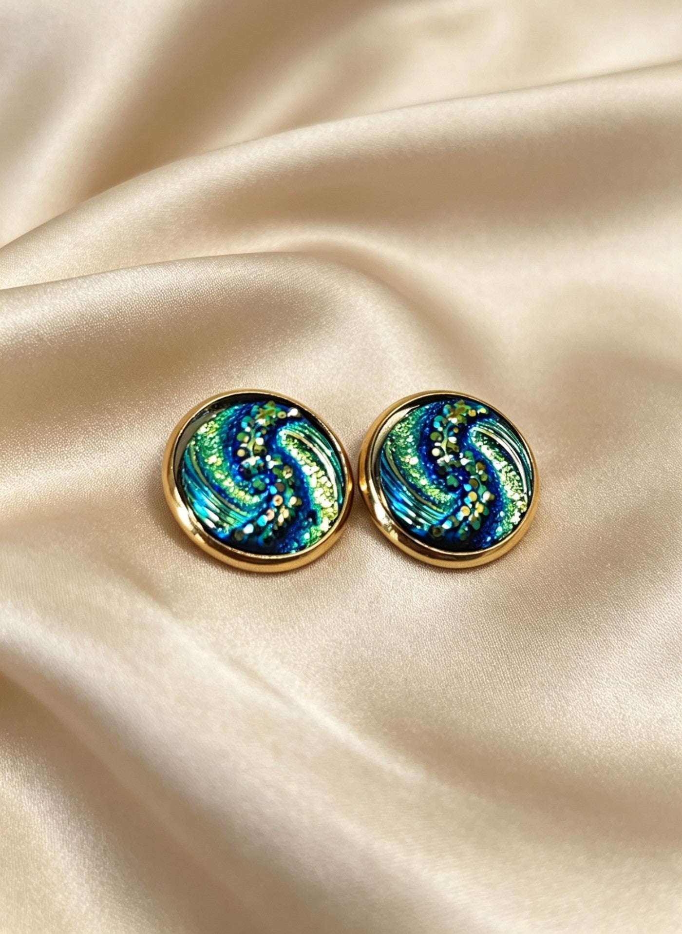 Stud Earrings in gold tone