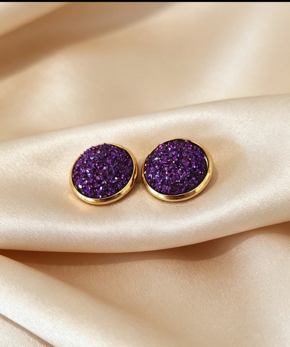 Stud Earrings in gold tone