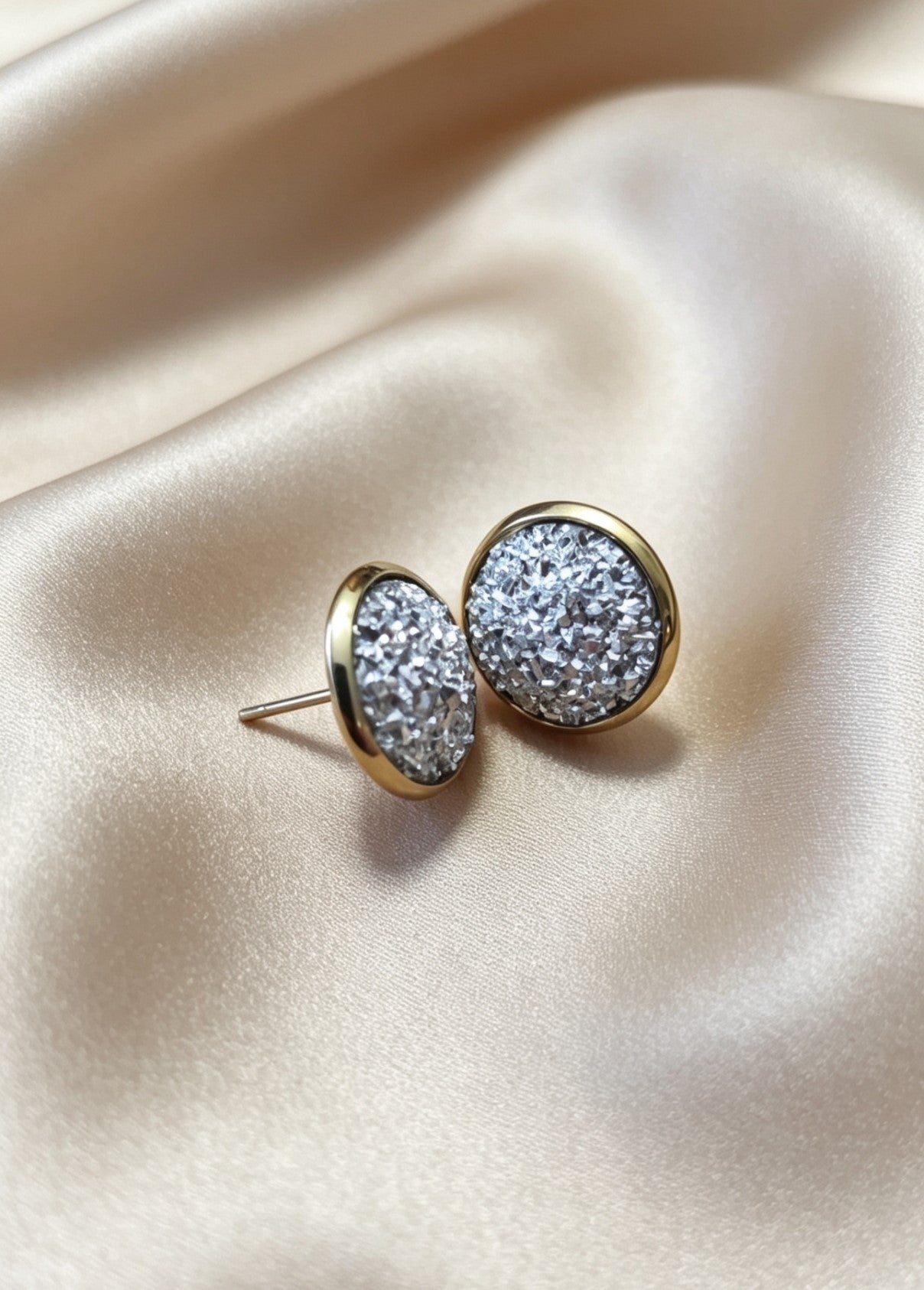 Stud Earrings in gold tone