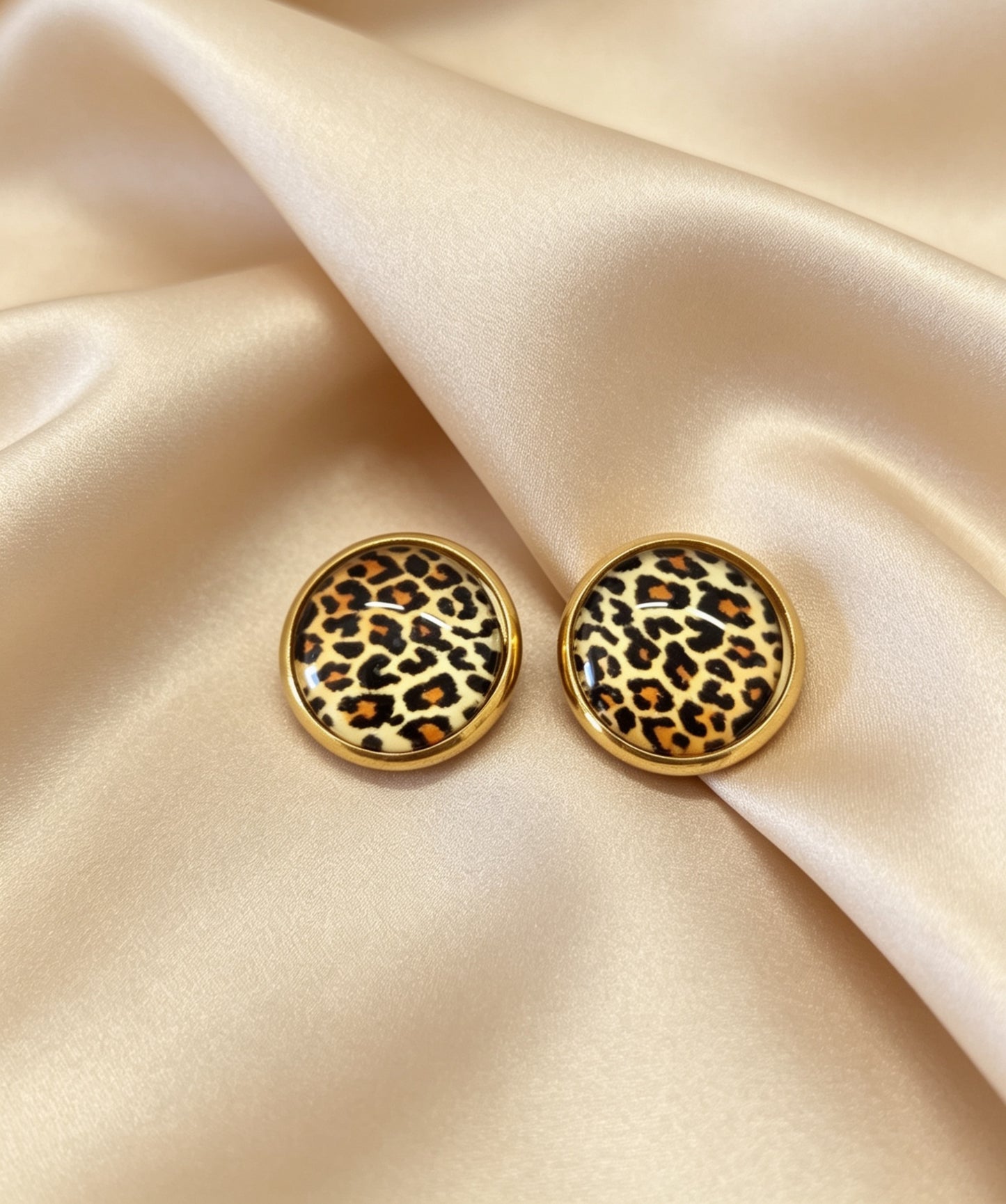 Stud Earrings in gold tone