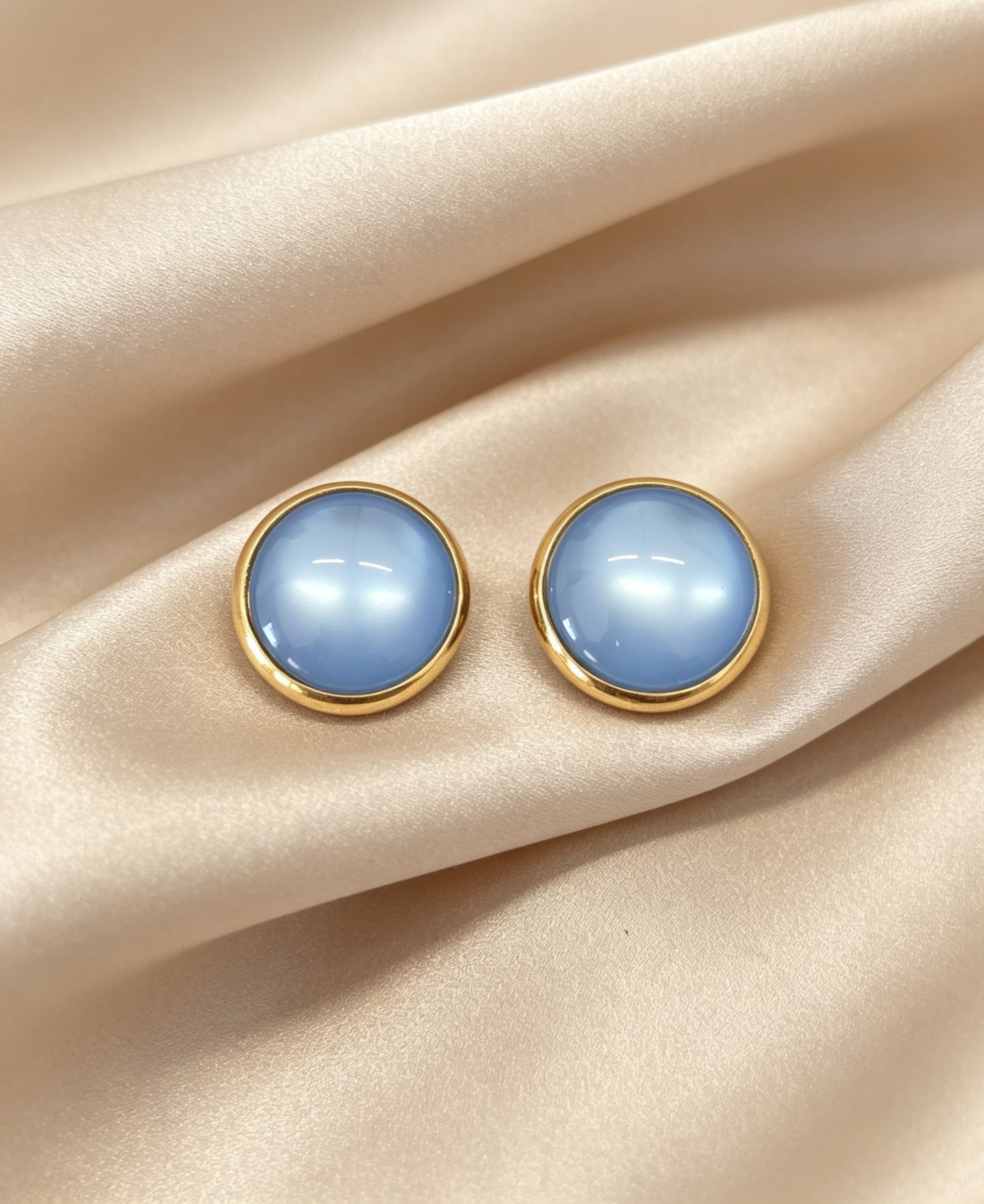 Stud Earrings in gold tone
