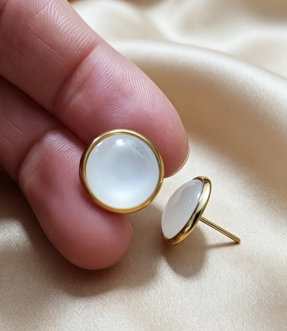 Stud Earrings in gold tone