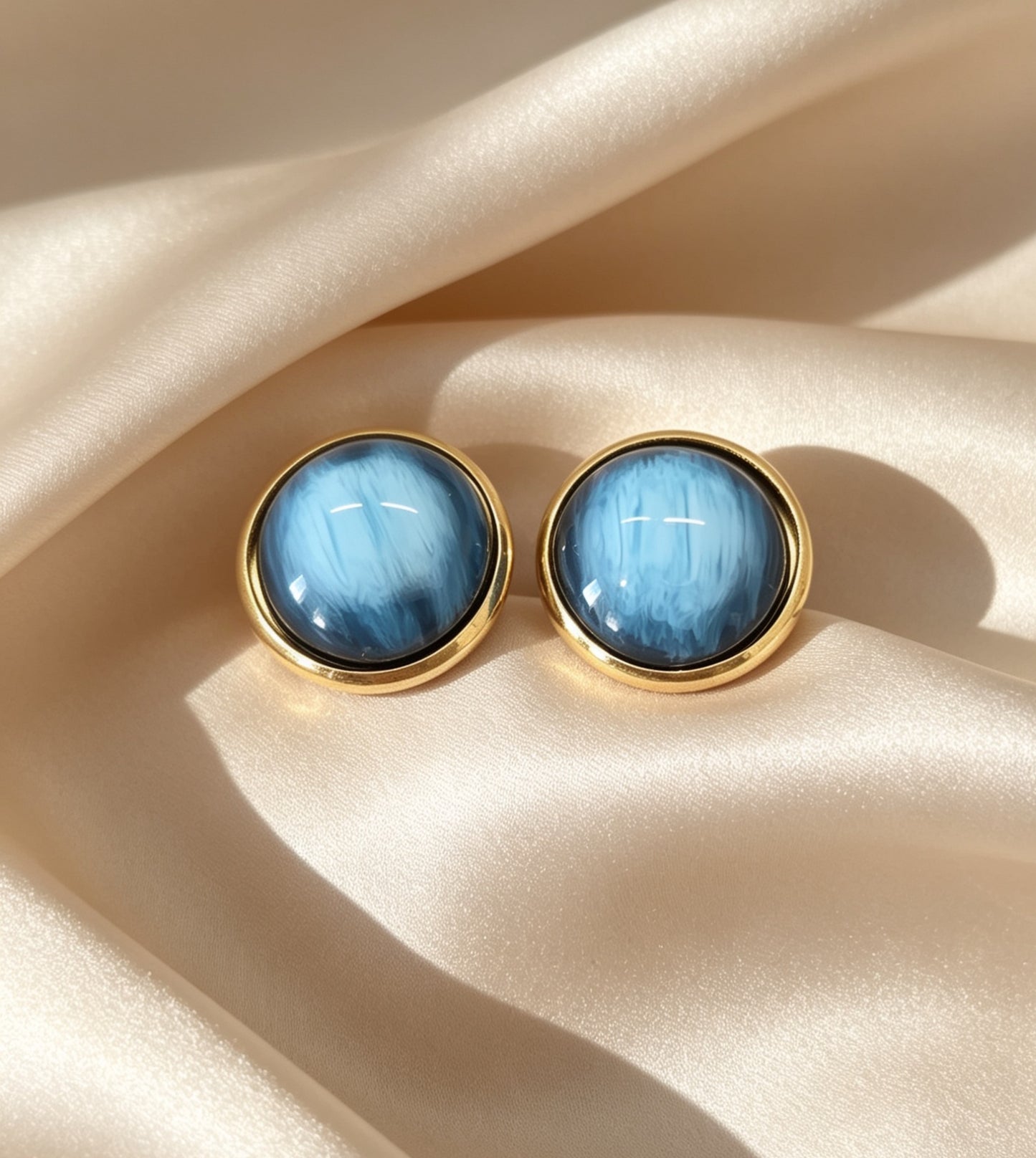 Stud Earrings in gold tone