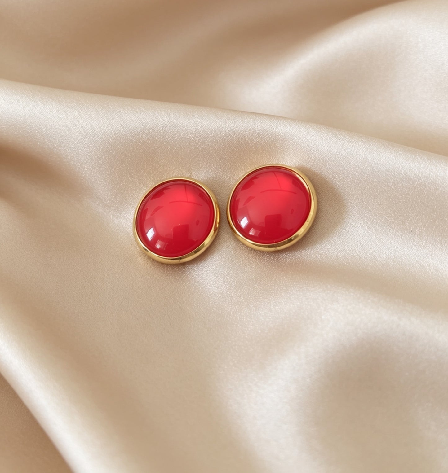 Stud Earrings in gold tone