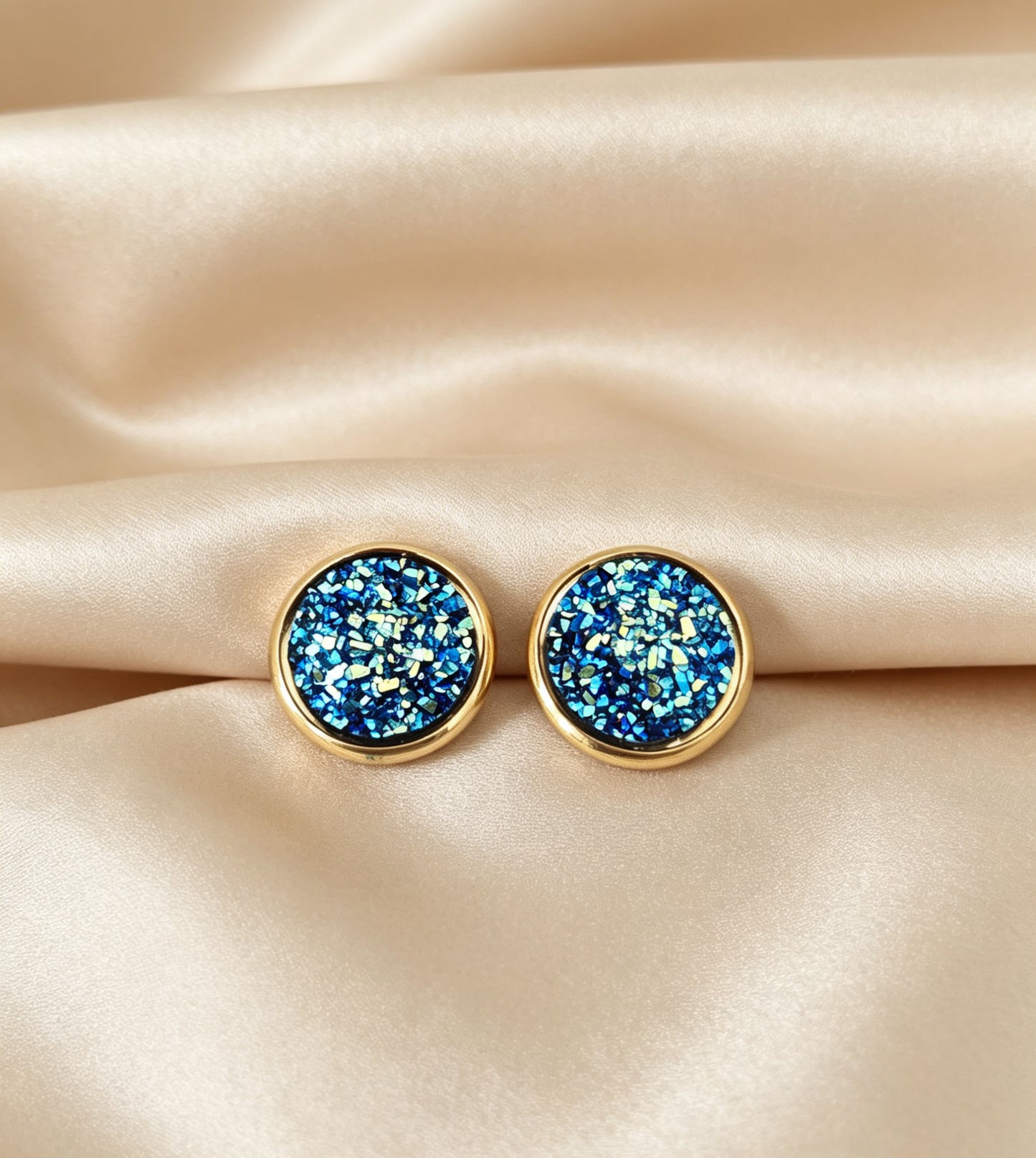 Stud Earrings in gold tone