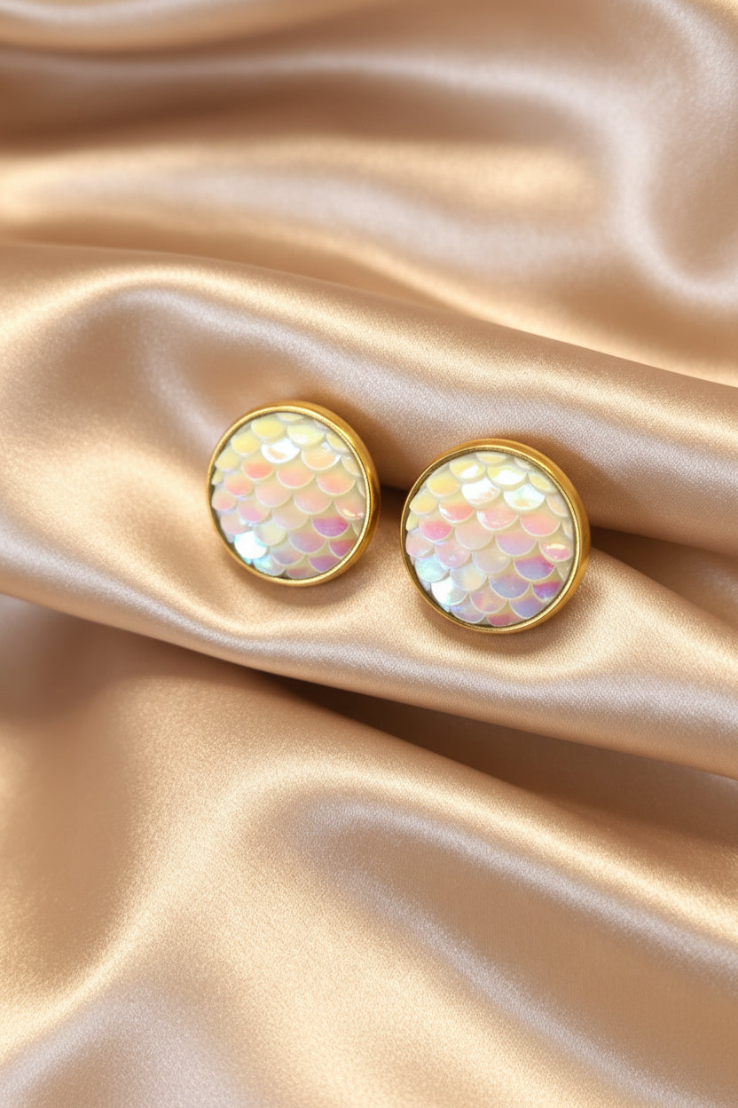 Stud Earrings in gold tone